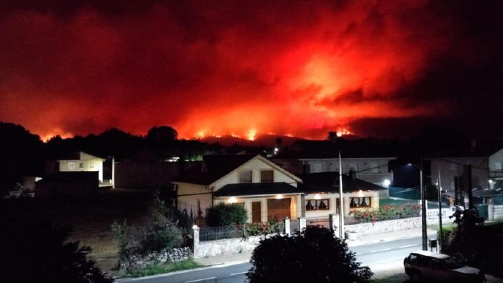 Incendio de la Sierra de la Culebra a escasos metros de las viviendas