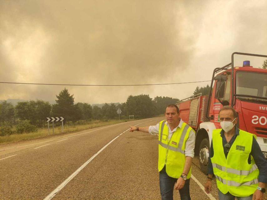 El presidente de la Diputación de Zamora, Francisco Requejo, y el presidente del Consorcio de Extinción de Incendios, José Luis Prieto Calderón en  el incendio en la Sierra de la Culebra (Zamora).