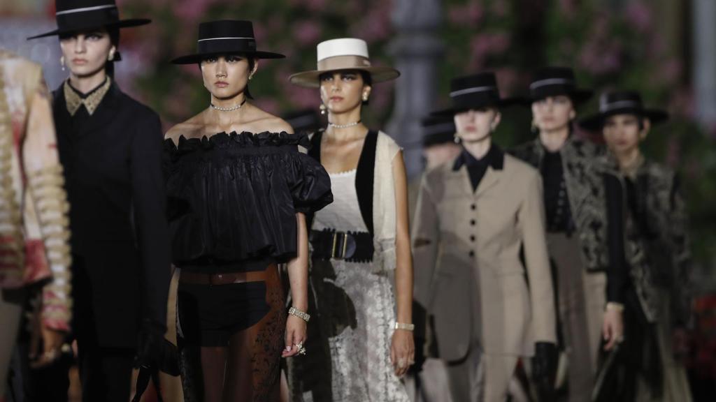 Imagen del desfile de Dior en la Plaza de España de Sevilla.