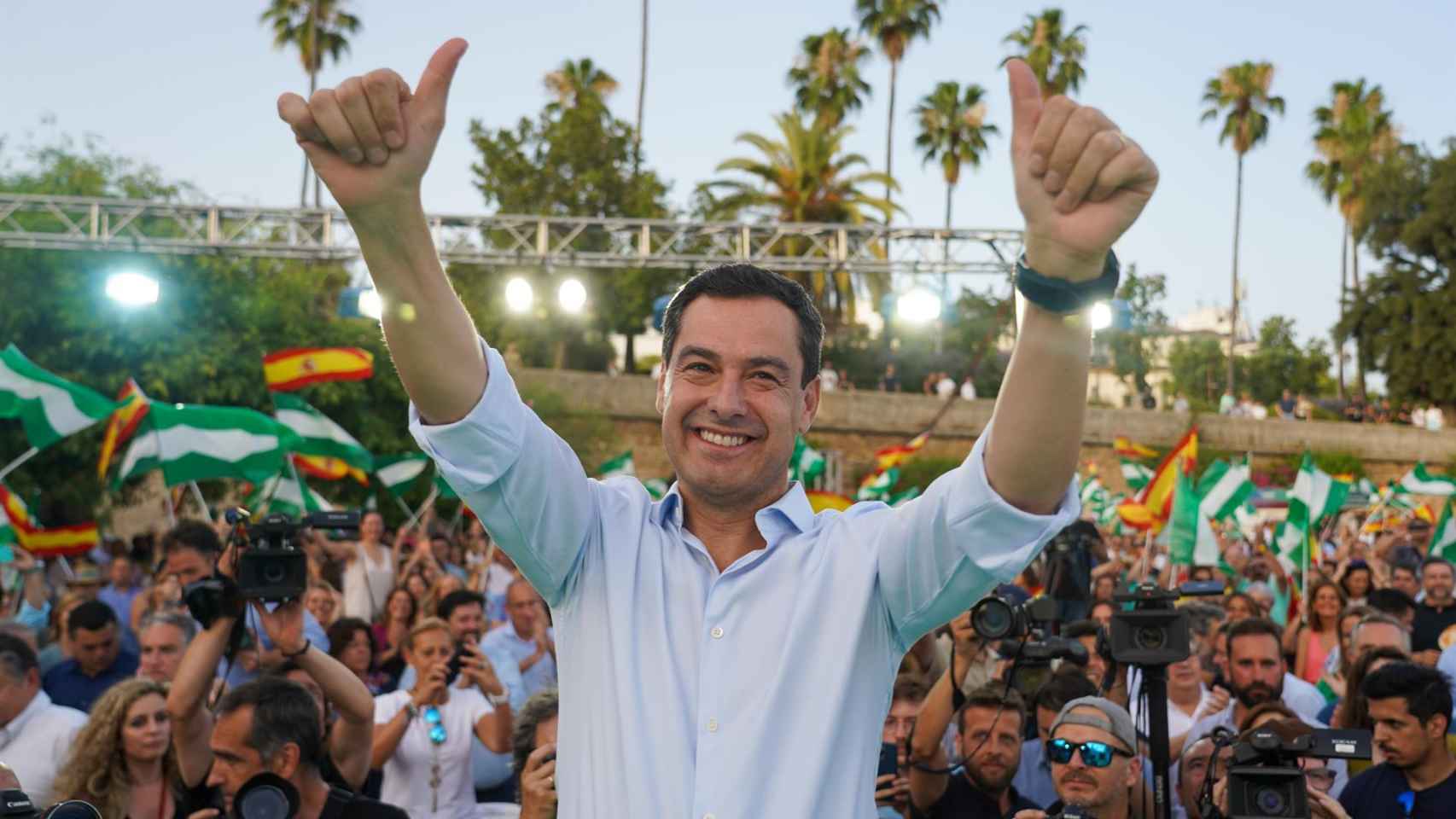 El candidato del PP, Juanma Moreno, en el cierre de campaña en el Muelle de la Sal en Sevilla.
