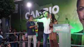 El presidente de Vox, Santiago Abascal, y la candidata en Andalucía, Macarena Olona, en el cierre de campaña en Sevilla.