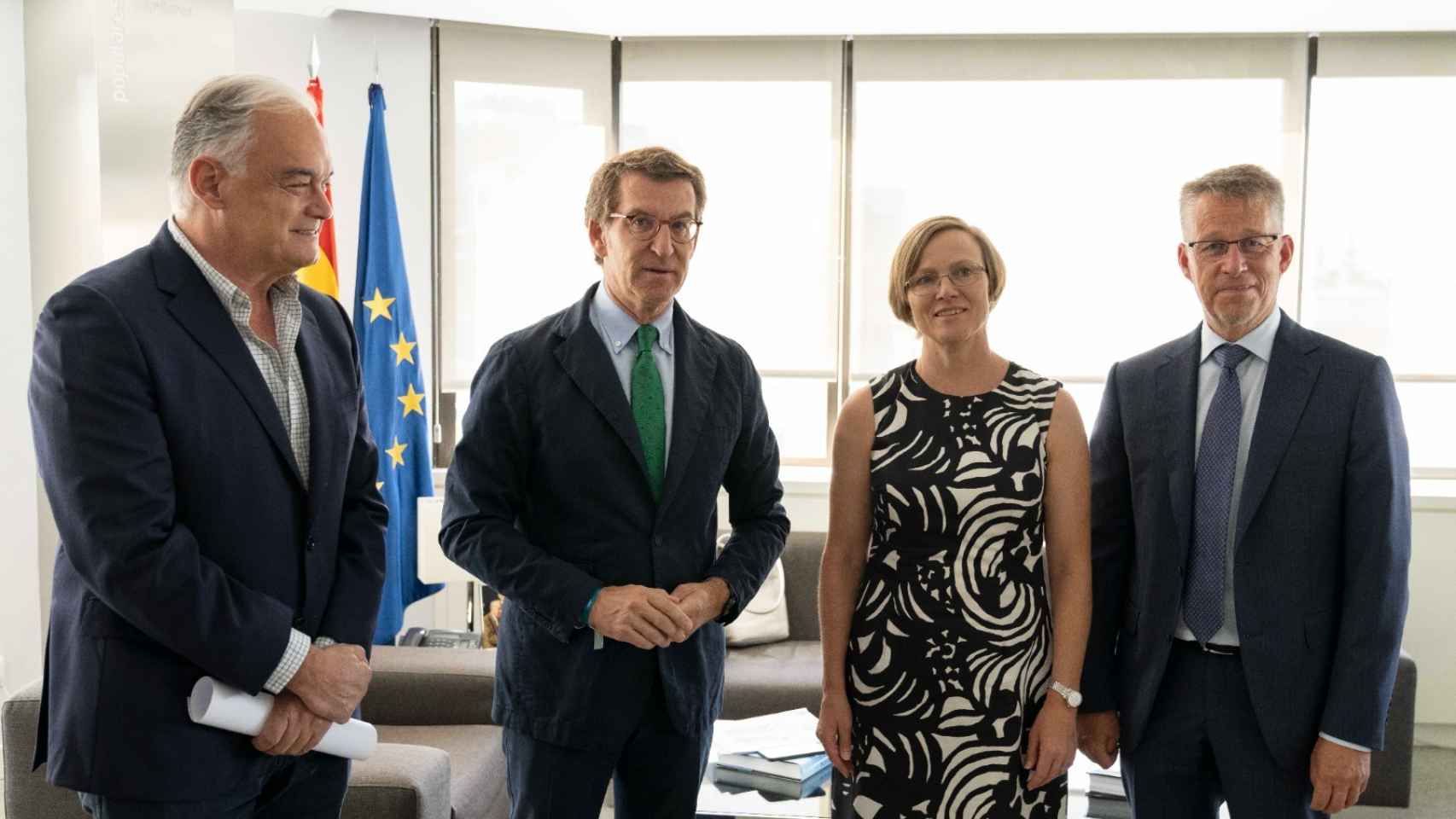 González Pons y Feijóo, esta mañana en la sede de la calle Génova con los embajadores de Finlandia, Sari Rautio, y Suecia, Teppo Tauriainen.