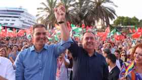 Pedro Sánchez y Juan Espadas en el acto de cierre de campaña del PSOE.