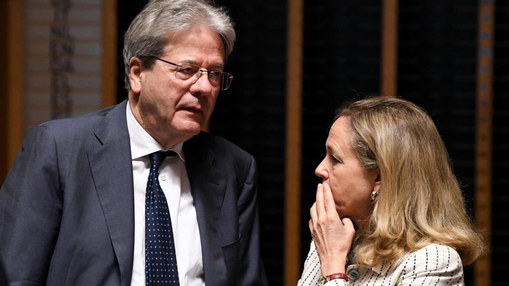 La vicepresidenta Nadia Calviño conversa con el comisario Paolo Gentiloni durante el Ecofin de este viernes