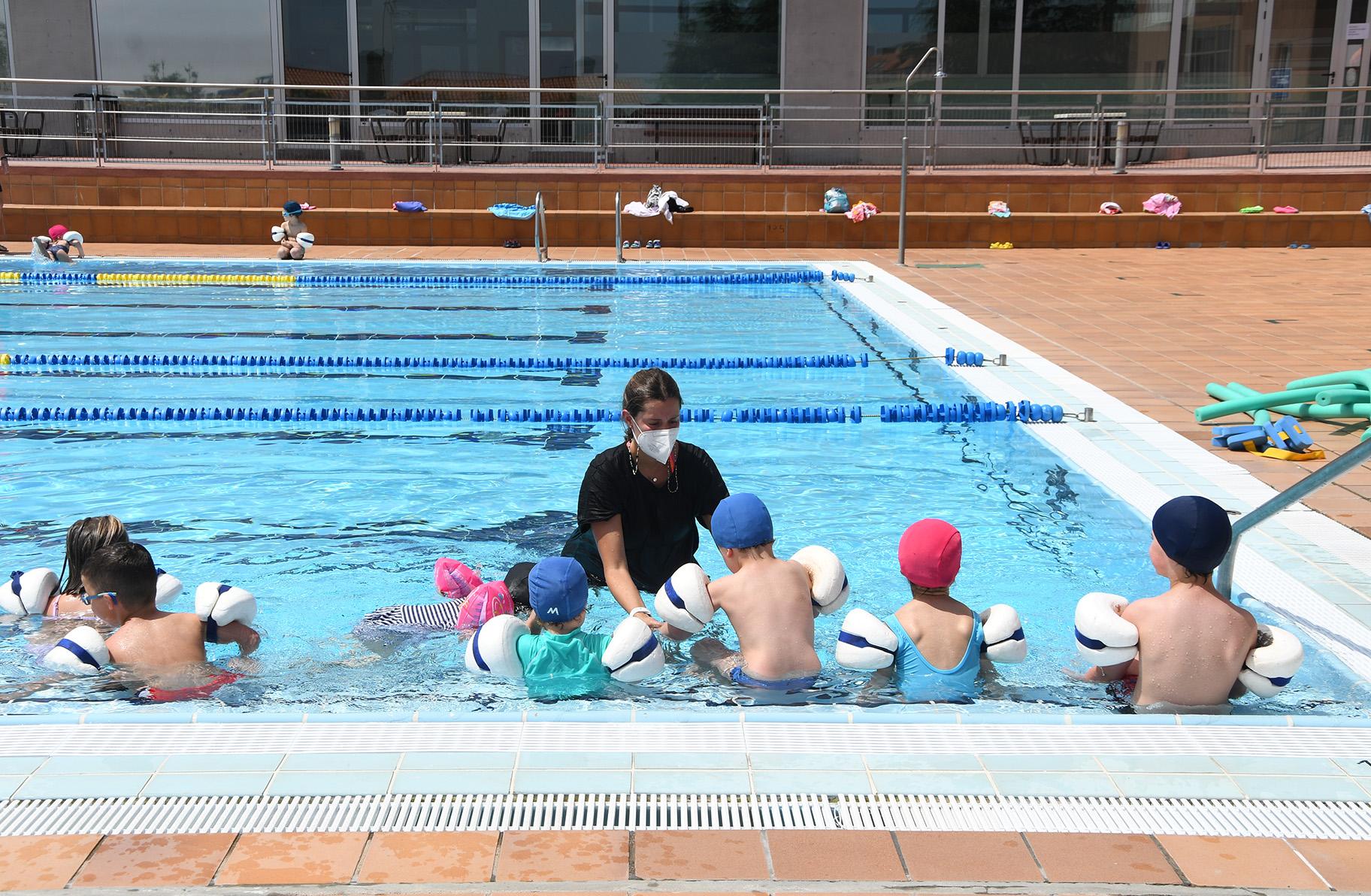 Cursos de natación en la piscina de Carral (Concello de Carral).