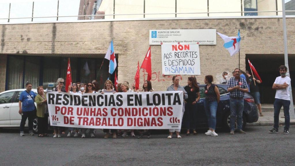 Trabajadoras de la residencia Concepción Arenal de A Coruña protestan contra los despidos.