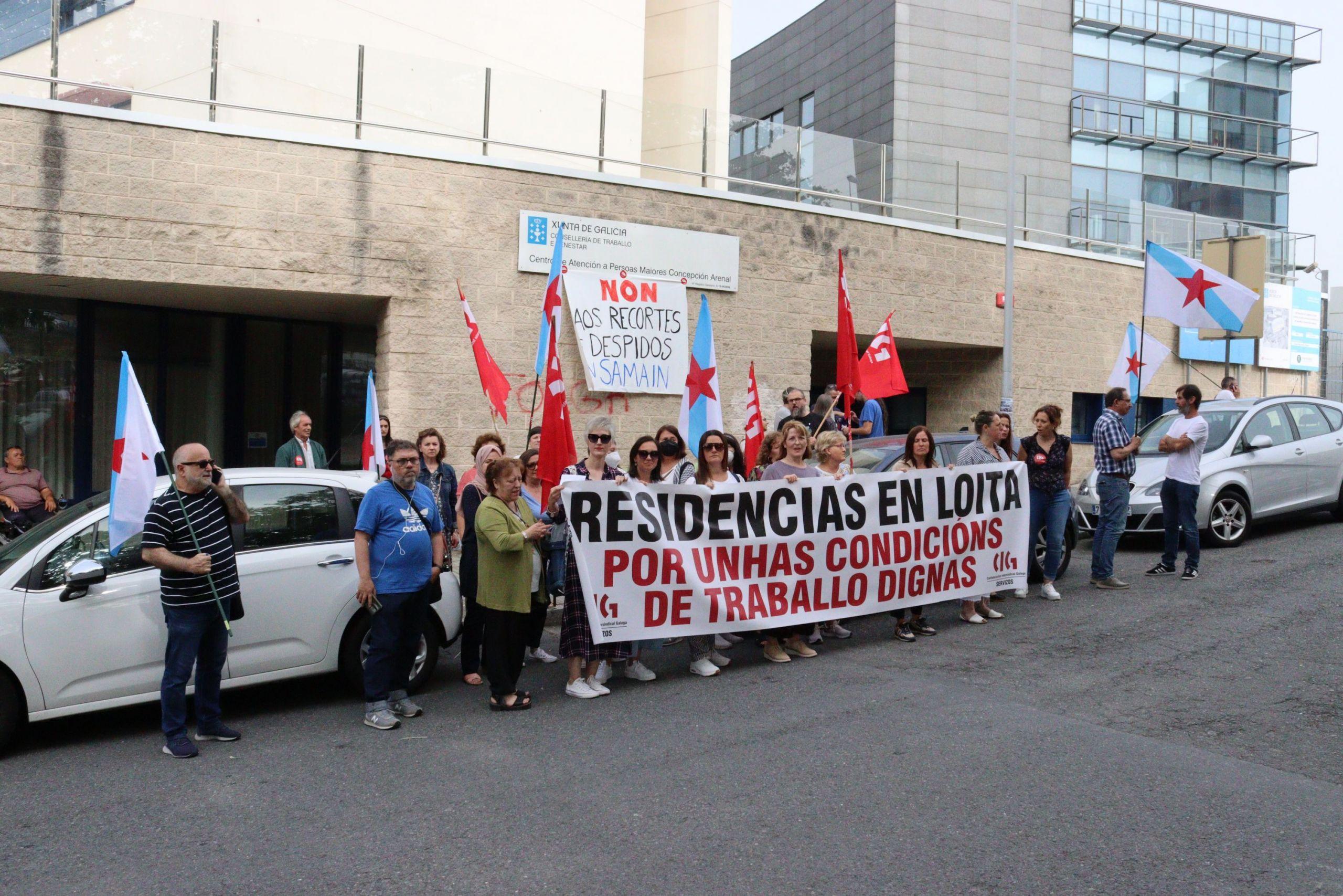 Trabajadoras de la residencia Concepción Arenal de A Coruña protestan contra los despidos (CIG).