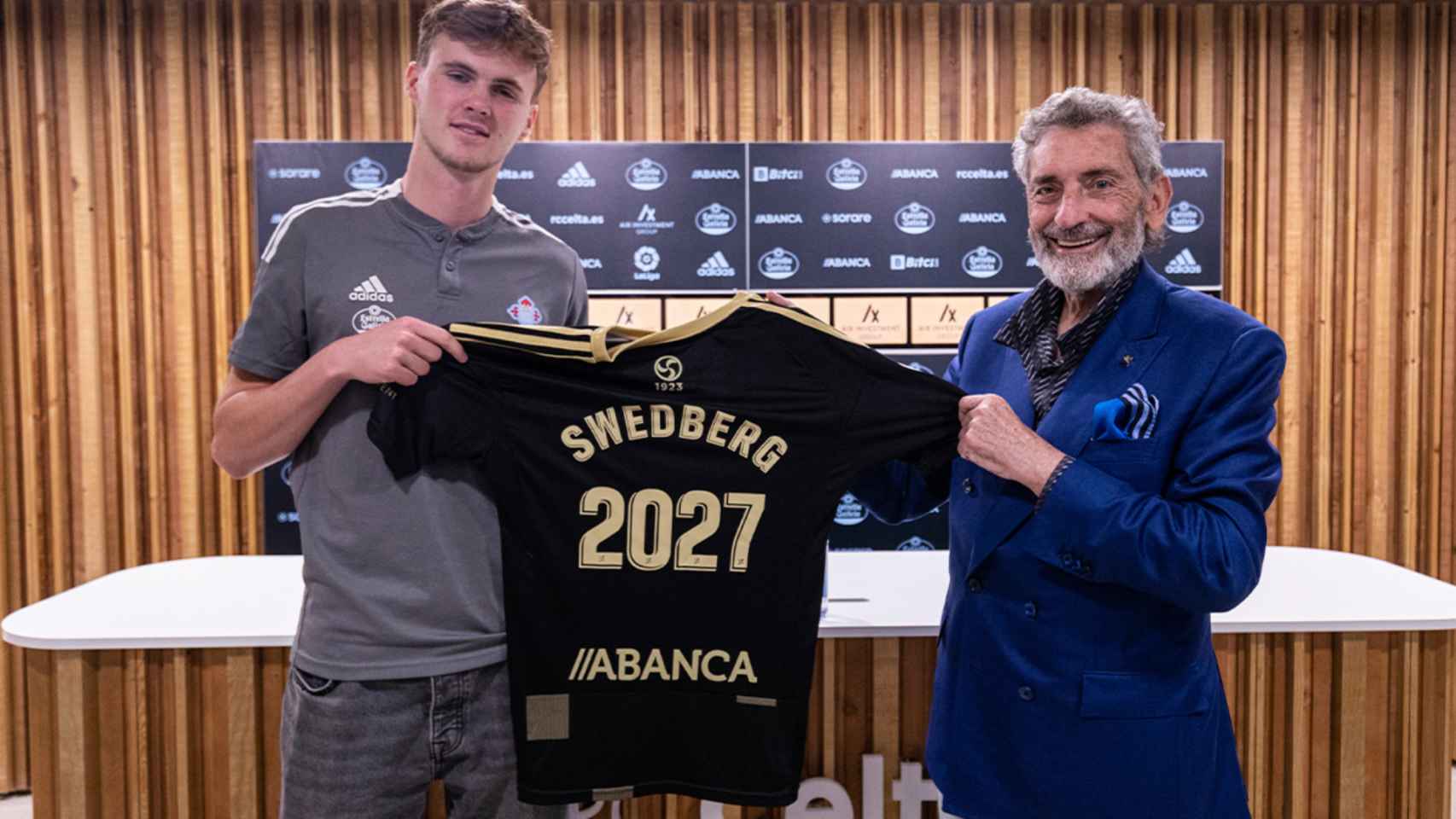 Swedberg posa con el presidente del Celta, Carlos Mouriño.