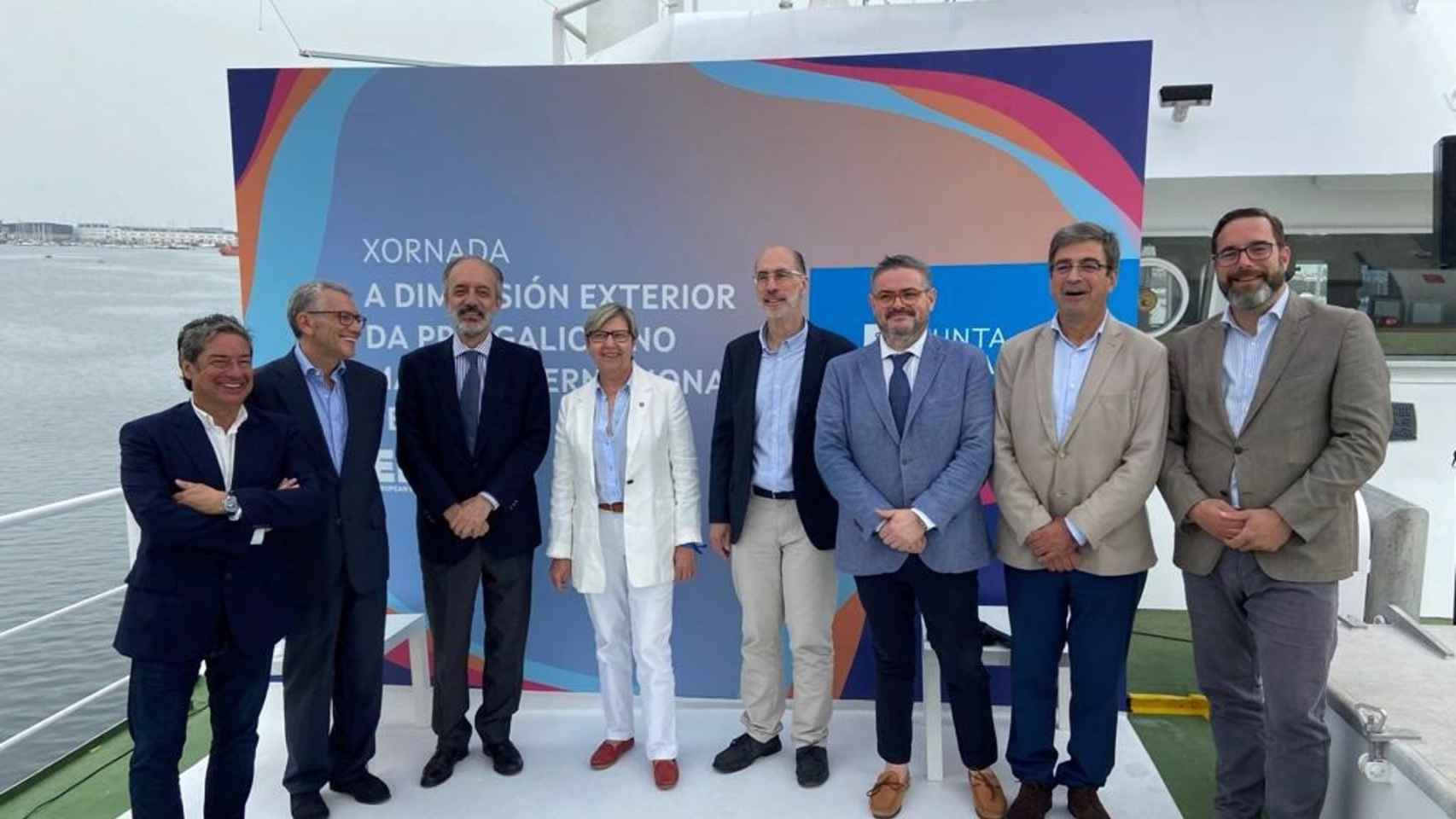 La conselleira do Mar, Rosa Quintana, y el presidente del Puerto de Vigo, Jesús Vázquez Almuiña, junto a representantes del sector pesquero, en el buque ‘Golden Chicha’.