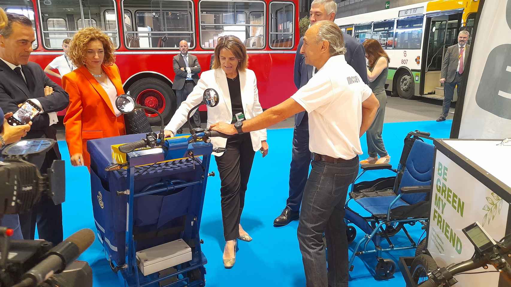 El CEO y fundador de MOOEVO, Ignacio Estellés, enseña sus soluciones de transporte eléctricas para personas y mercancías a la ministra Teresa Ribera.