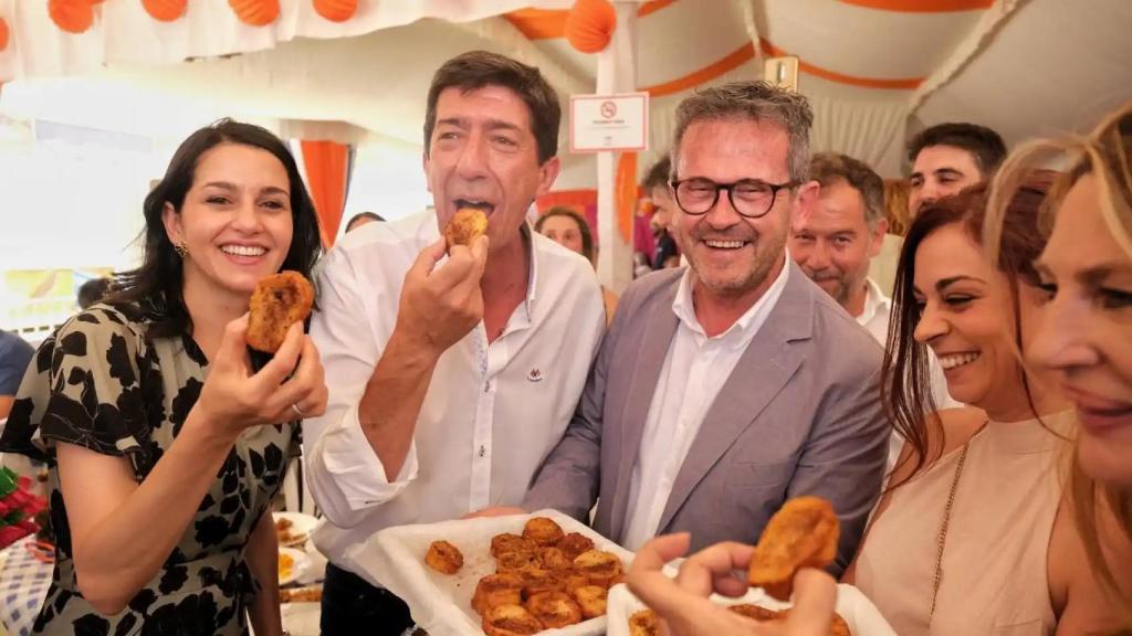 El vicepresidente de la Junta, Juan Marín, comiendo torrijas en Granada.