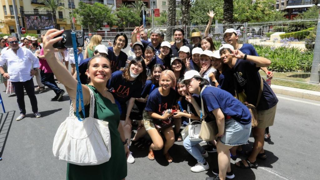 El selfi de la vicealcaldesa antes de disfrutar de la primera mascletà.