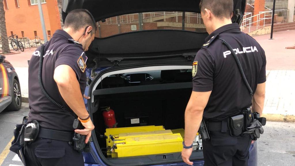 Las baterías sustraídas en el coche policial.