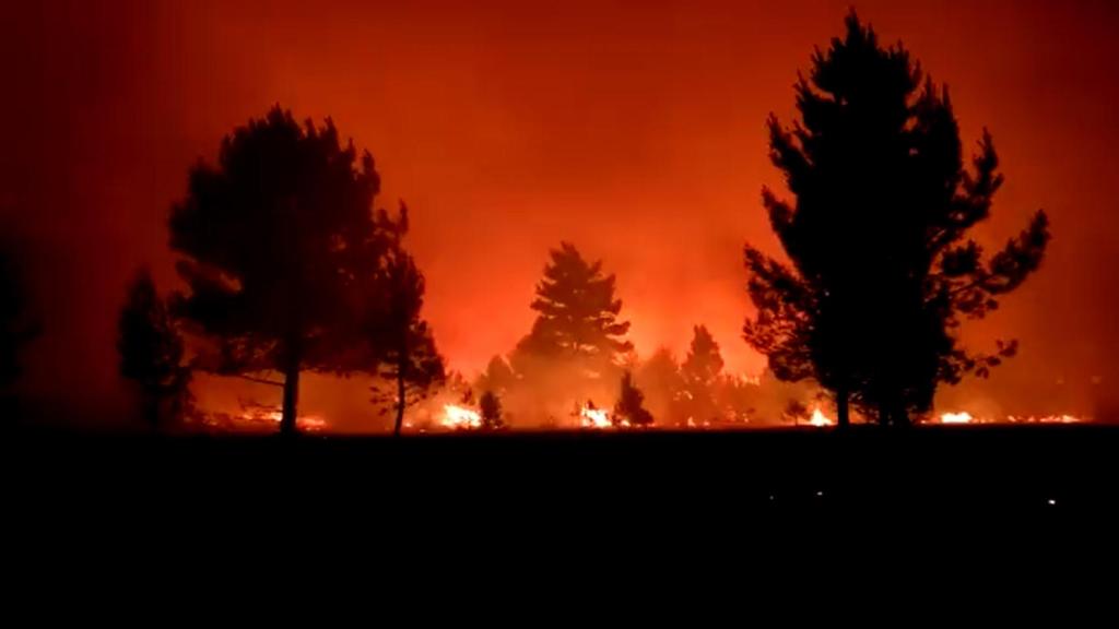 Nueva noche de trabajo en el incendio en la Sierra de la Culebra (Zamora)