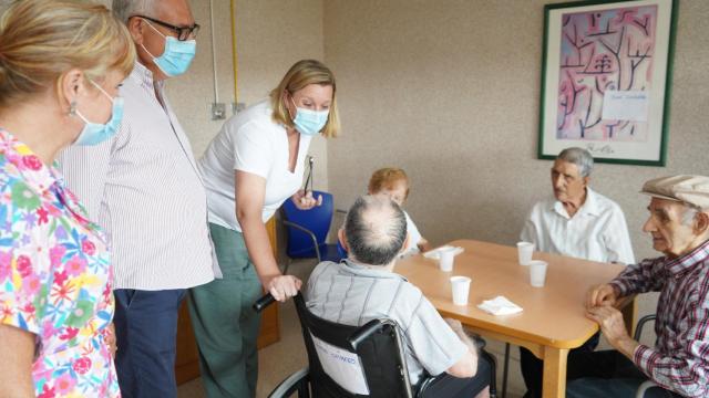 La consejera de Familia e Igualdad de Oportunidades, Isabel Blanco, visita  a los residentes evacuados de Ferreras de Abajo que han sido trasladados a la Residencia Mixta Los Valles de Benavente