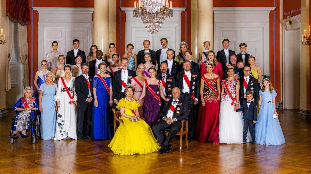 Ingrid de Noruega junto a los representantes de las monarquías europeas.