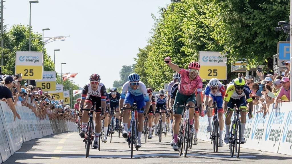 Llegada a meta de Alberto Bettiol en una etapa del Tour de Suiza