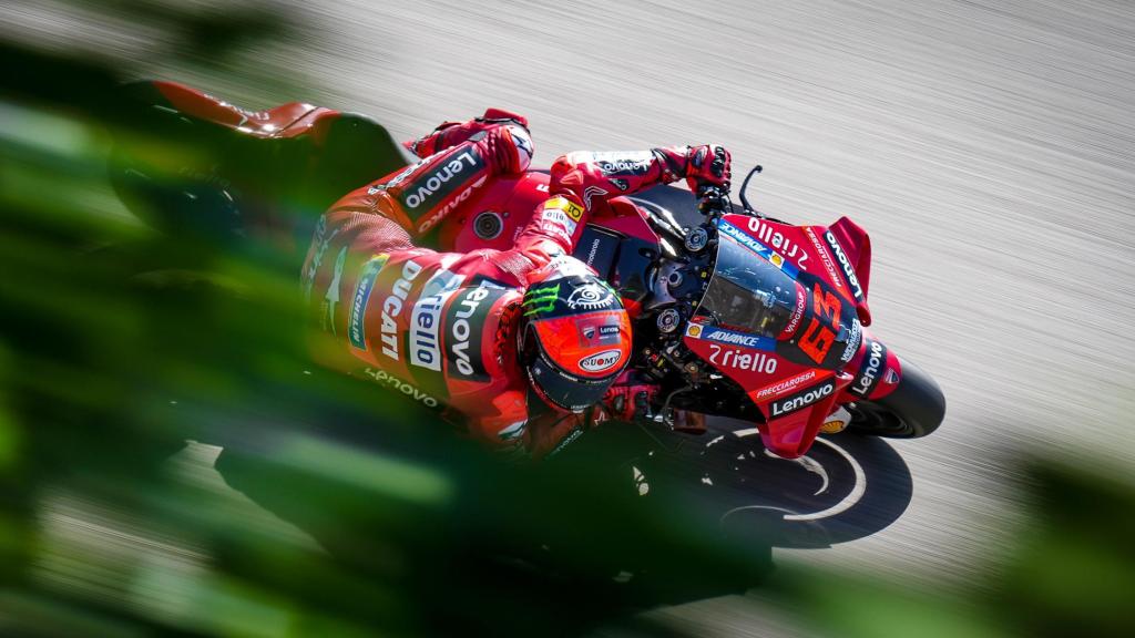 Pecco Bagnaia traza un viraje en el circuito alemán de Sachsenring.