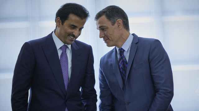 El Emir de Qatar, Tamim bin Hamad Al Thani (i) y el presidente del Gobierno, Pedro Sánchez.