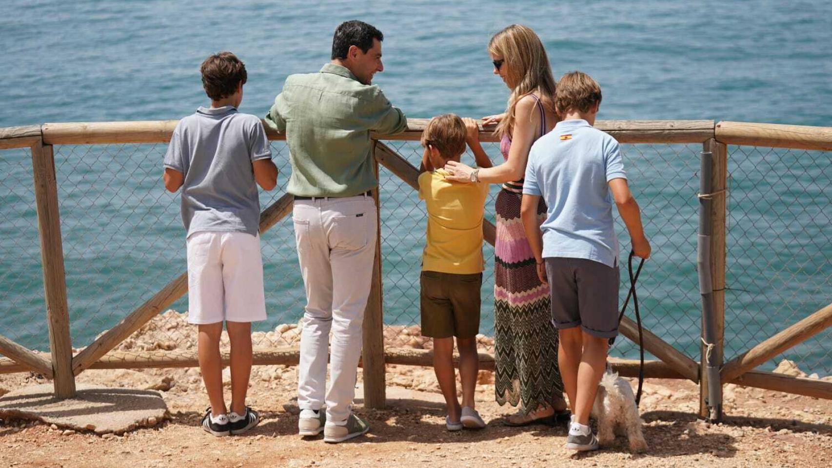 Juanma Moreno, junto a su mujer y sus hijos, este sábado en Málaga.