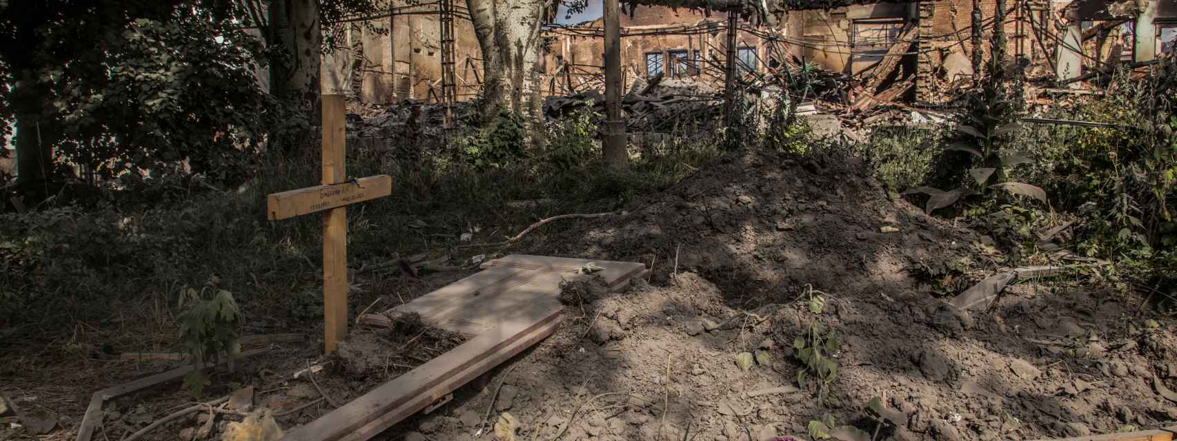 Una tumba con el cadáver de una persona fallecida por la guerra entre Rusia y Ucrania, en Lysychansk, en la región de Lugansk, en una imagen tomada este viernes 17 de junio
