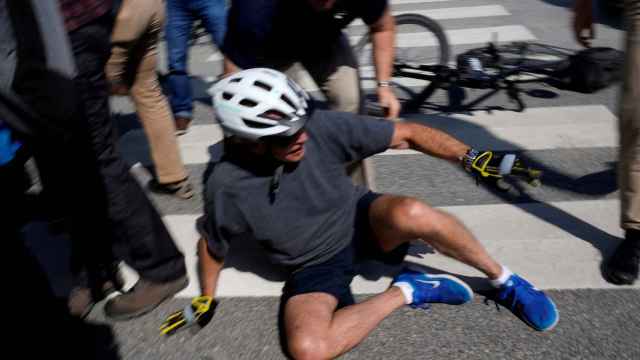 El presidente de EEUU, Joe Biden, se cae de la bicicleta en Rehoboth Beach, Delaware.