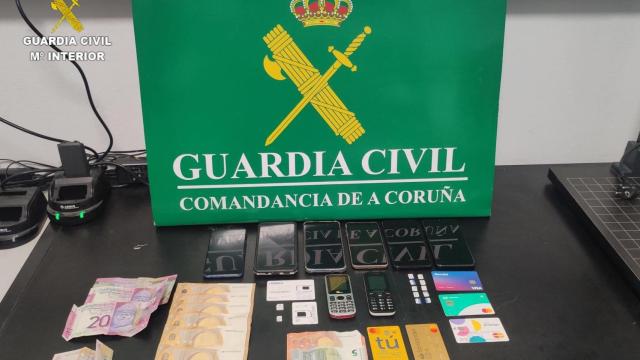 Efectos incautados en la operación en la que fueron detenidas tres personas e investigada otra por estafa y pertenencia a grupo criminal en Carballo (A Coruña).