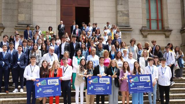 Alumnos del IES Rafael Puga Ramón de A Coruña, de La Salle de Santiago y de la USC ganan el concurso Parlamento Xove.