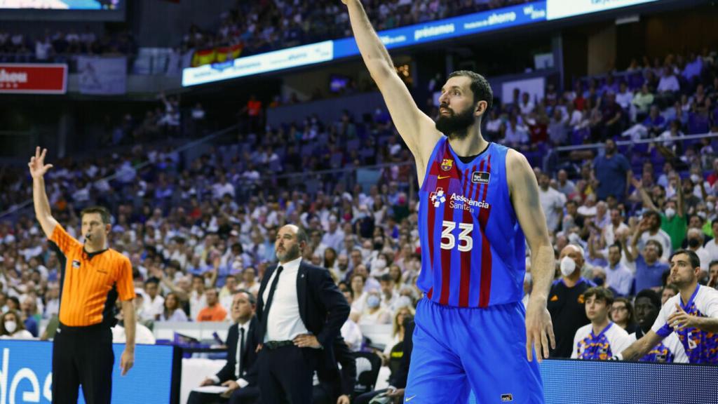 Nikola Mirotic tira de tres.