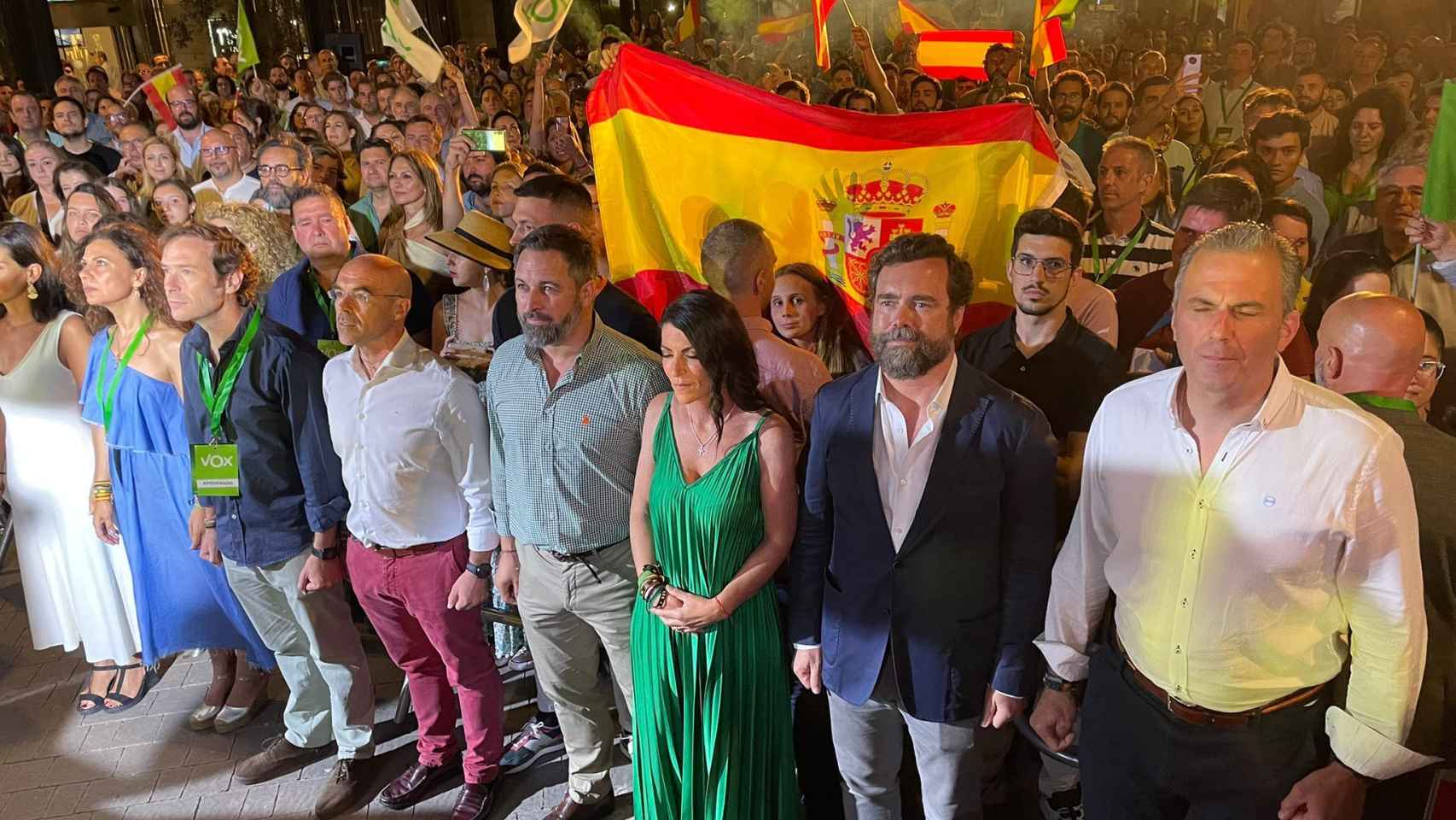 Macarena Olona junto a otros líderes y simpatizantes de Vox.