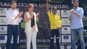 Mulu Kinfe Hailemichael en el podium tras alzarse con la victoria en la Vuelta a Extremadura