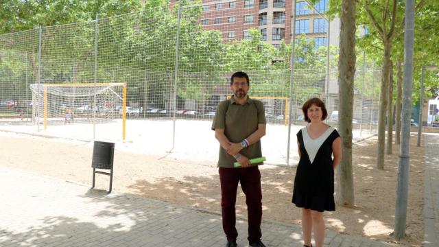 María Sánchez y Alberto Bustos junto al campo de fútbol playa en Parquesol