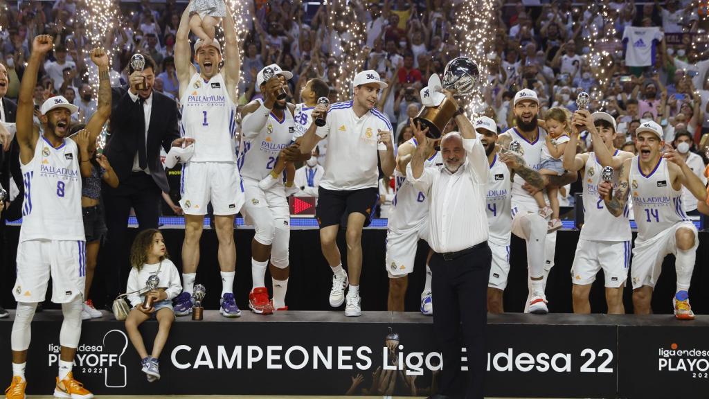 Pablo Laso levanta el título de la ACB.