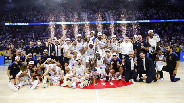 Toda la plantilla del Real Madrid, con el título.