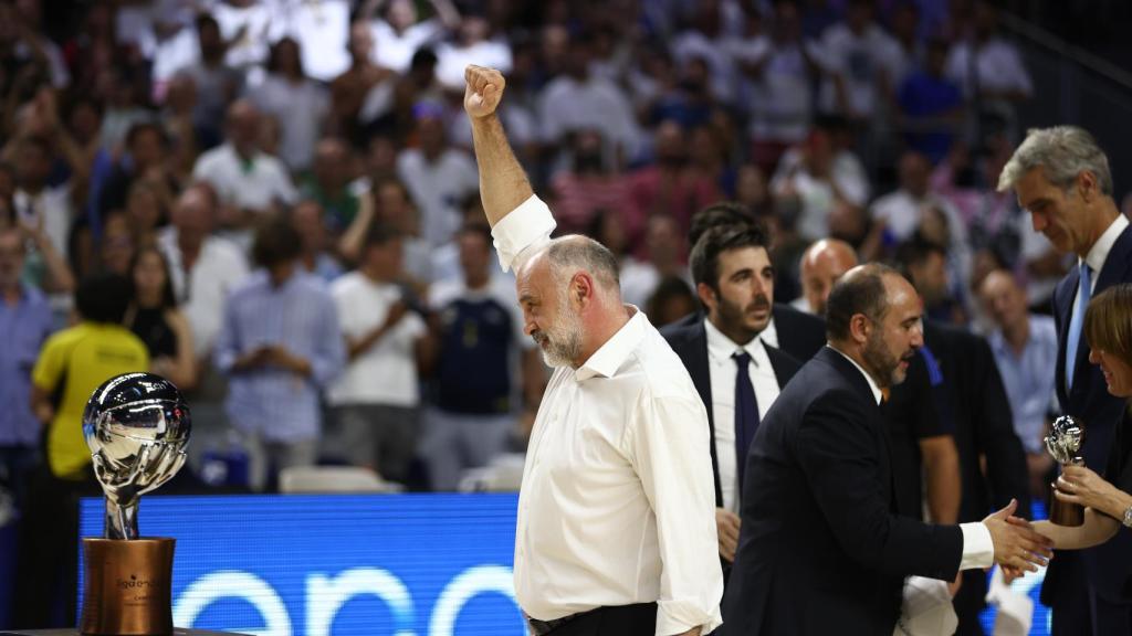 Pablo Laso levanta el puño mientras Chus Mateo recoge su réplica.