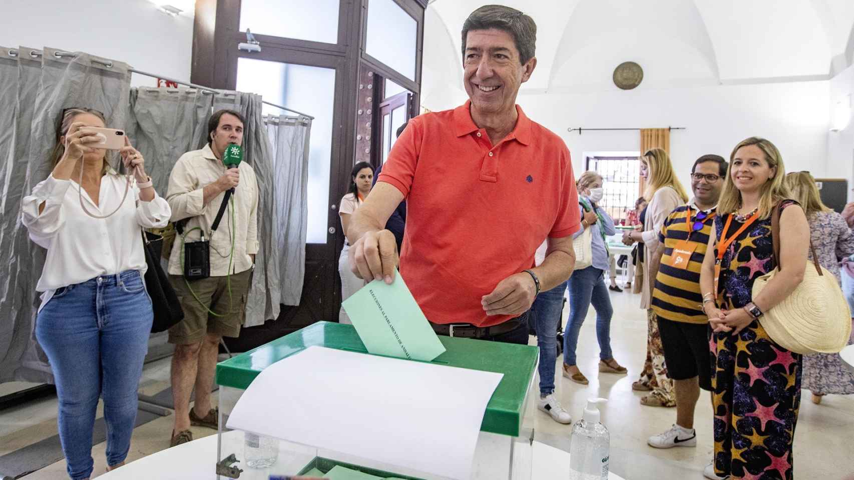 El candidato a la Junta de Andalucía por Ciudadanos, Juan Marín, votando en su colegio electoral este 19-J.