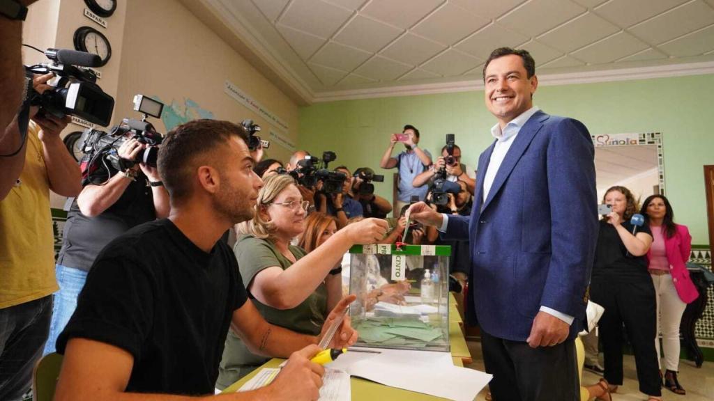 Juanma Moreno, en el momento en que ha votado.