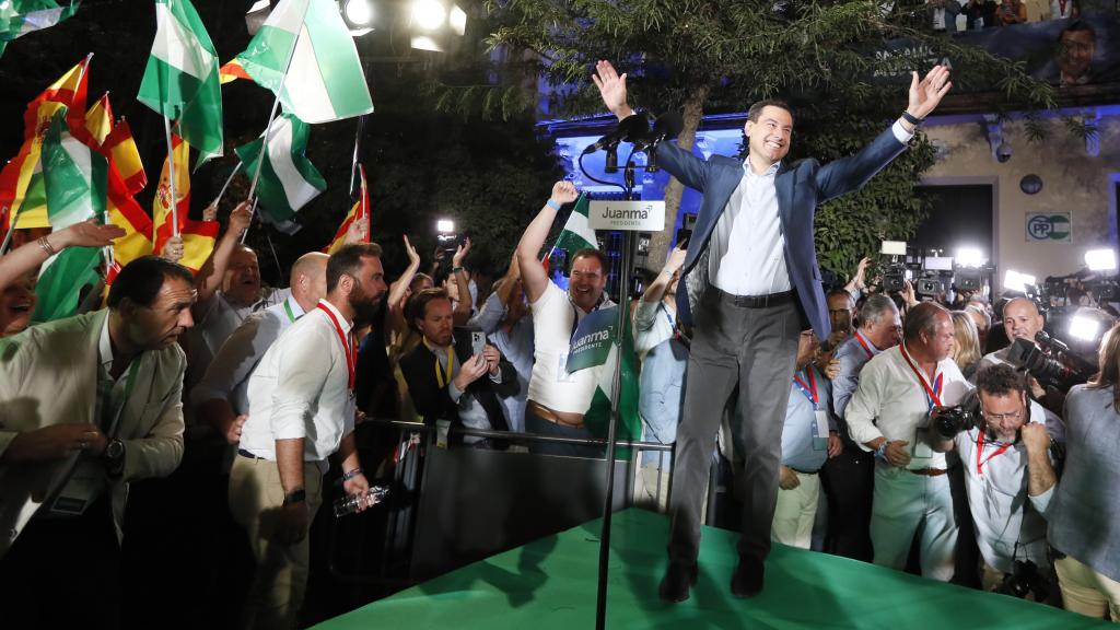 Juanma Moreno, presidente reelecto de la Junta de Andalucía, celebra su victoria en Sevilla.