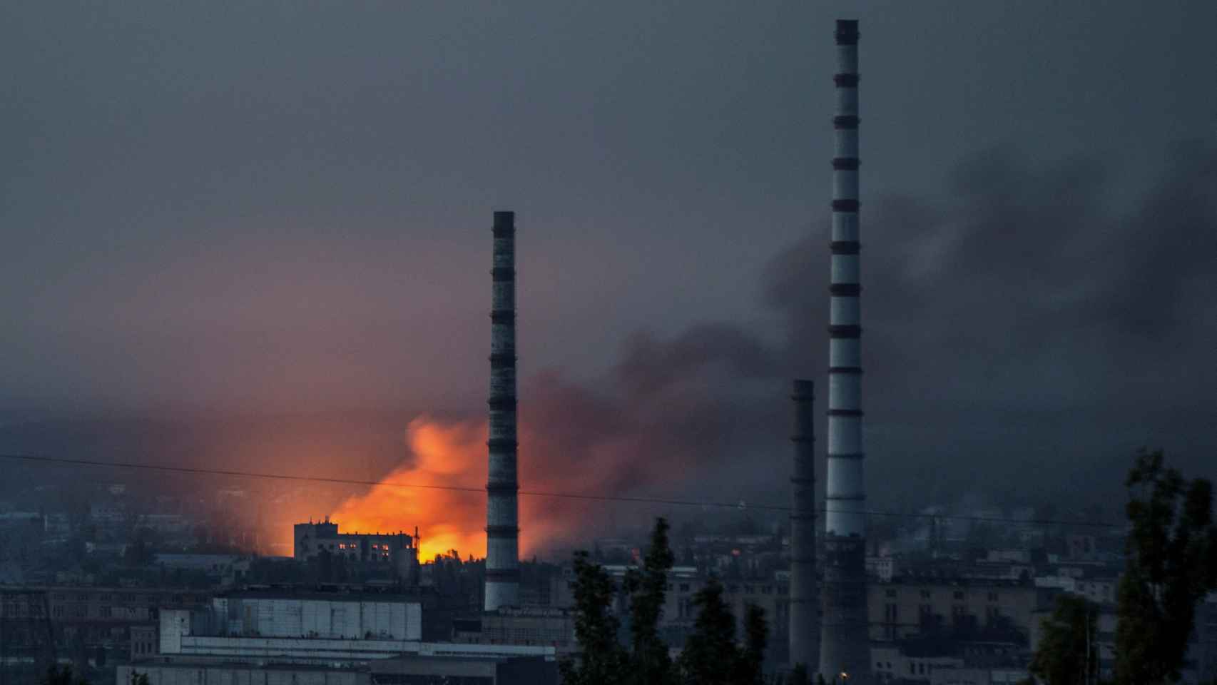 Fuego y humo salen de la planta de Azot, en Severodonetsk.