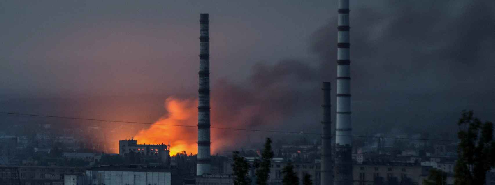 Fuego y humo salen de la planta de Azot, en Severodonetsk, tras un ataque ruso a la zona de Donetsk