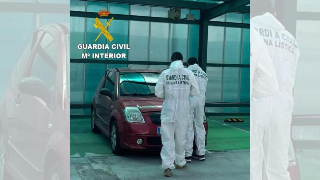 Inspección del vehículo de uno de los detenidos por homicidio imprudente en Mazaricos.