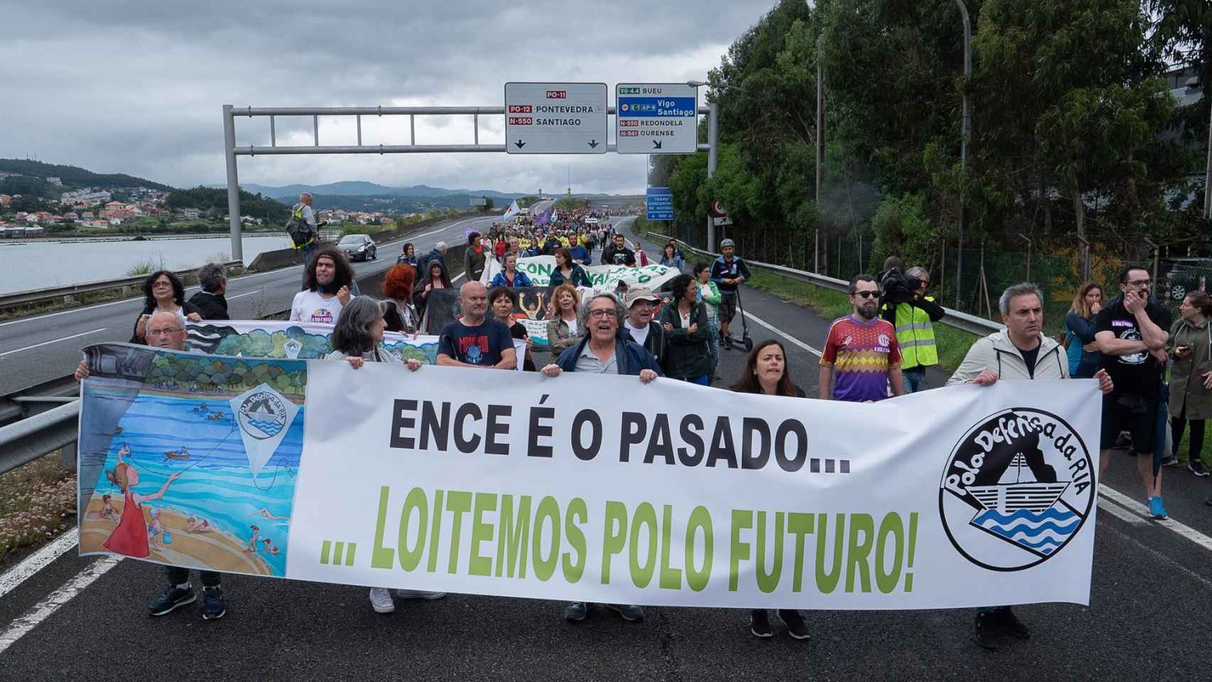 Un grupo de personas de Pontevedra marcha de camino a la sede de la fábrica de Ence en Lourizán en la ‘Marcha contra celulosas’.