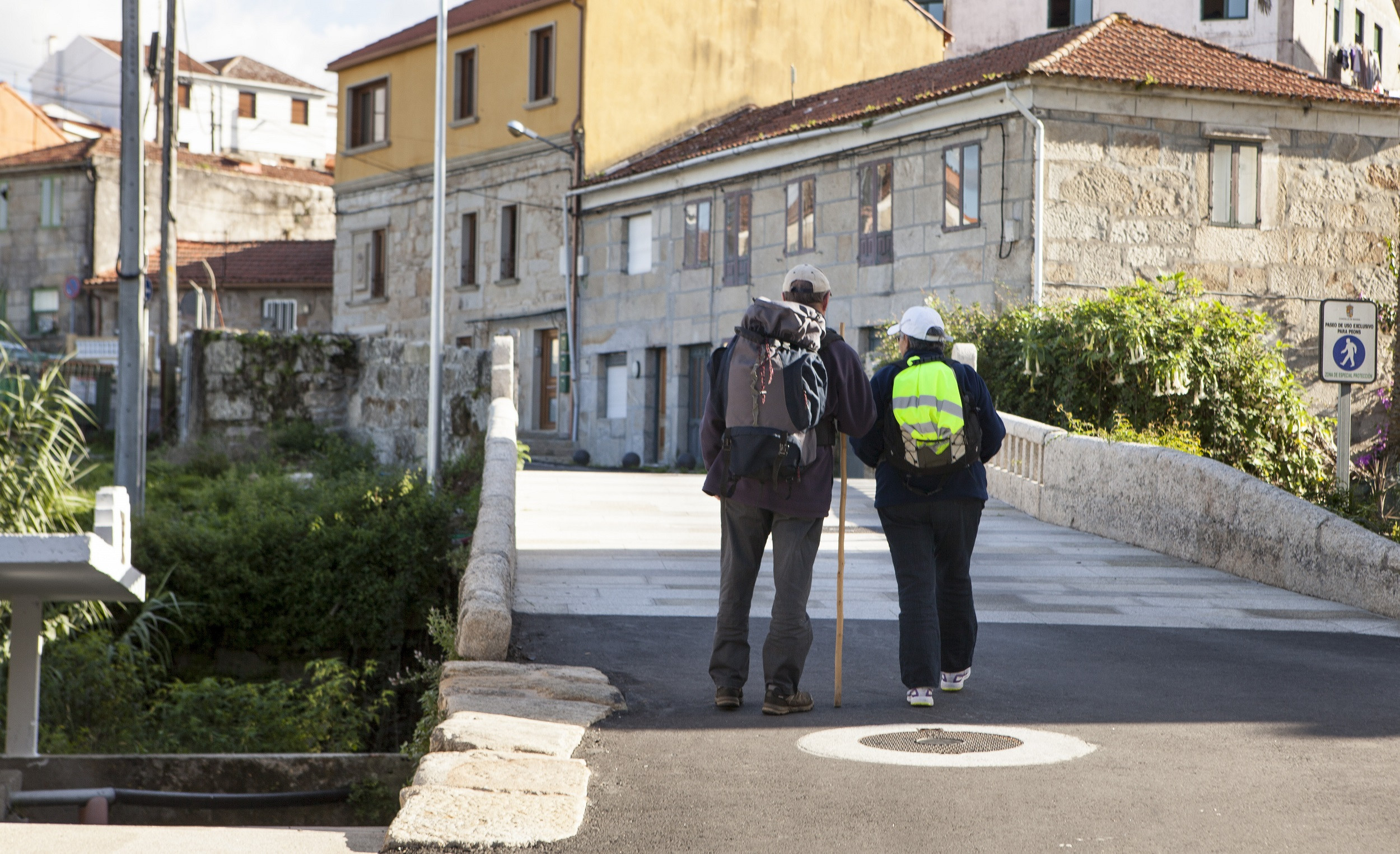 Dos peregrinos en Baiona, en una imagen cedida por el ayuntamiento.
