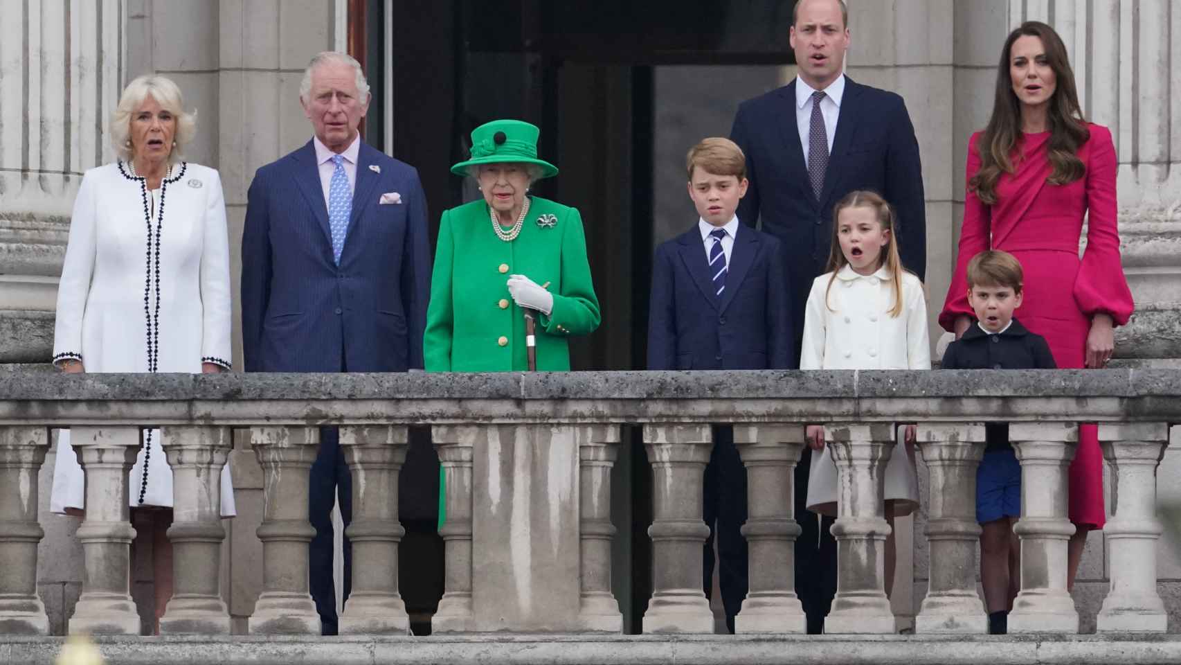 La reina Isabel II junto a Camilla, Carlos y los duques de Cambridge junto a sus hijos.