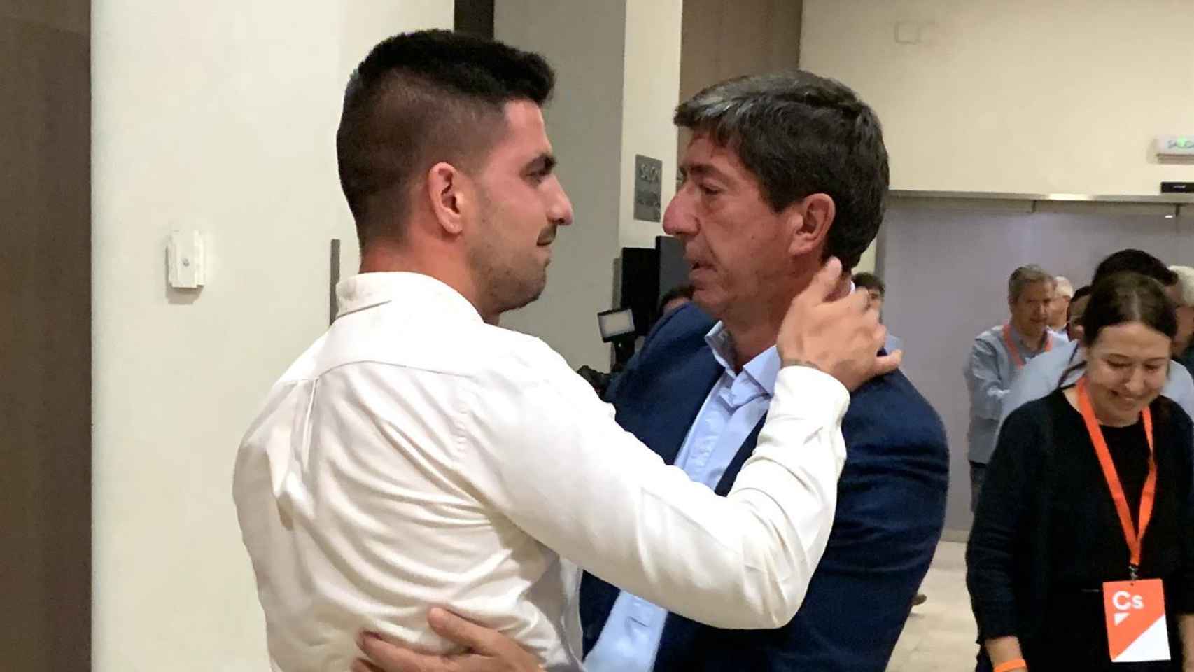 Juan Marín se abraza a su hijo Juan.