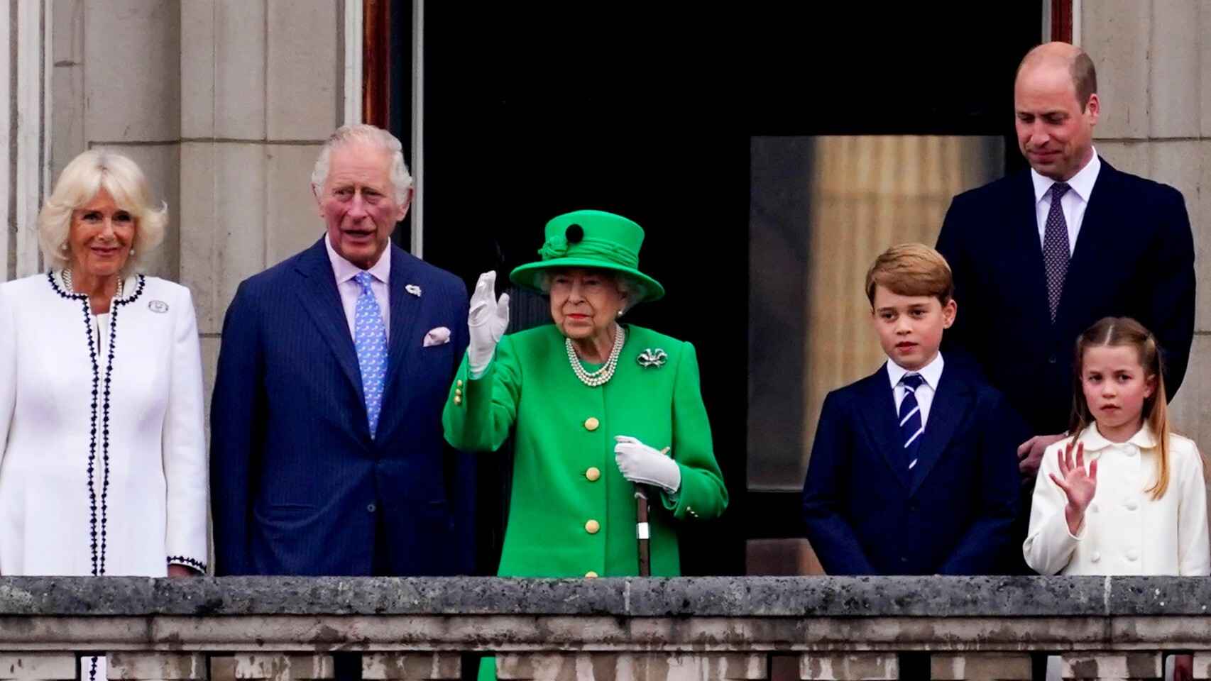 Presente y futuro de la monarquía en el balcón de Buckingham el último día de celebración del Jubileo de Platino de la reina Isabel II.