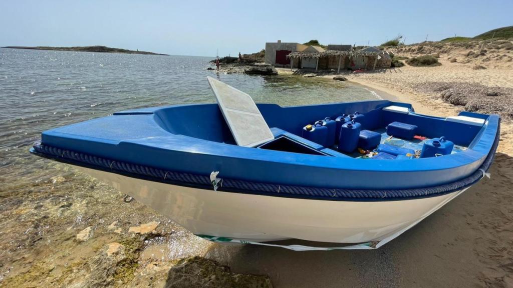 Una patera argelina varada en la playa de Can Curt, al sur de Mallorca.