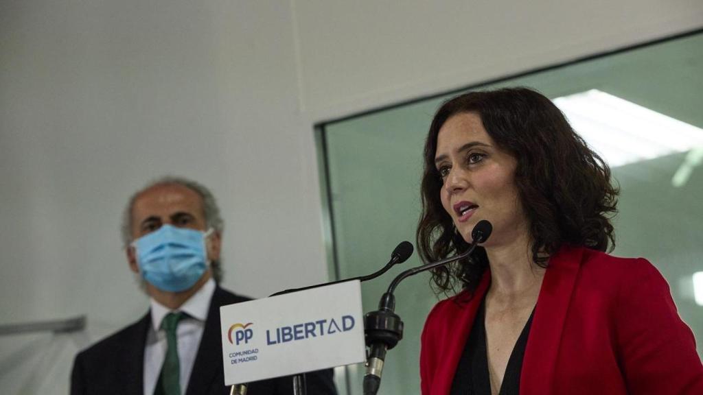 Isabel Díaz Ayuso junto al consejero de Sanidad, Enrique Ruiz Escudero, en una imagen de archivo.