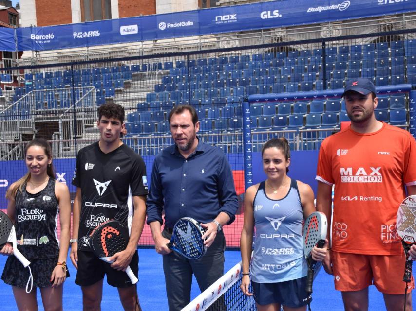 Óscar Puente con Carmen Goenaga, Arturo Coello, Rafa Méndez y Paula Josemaría.