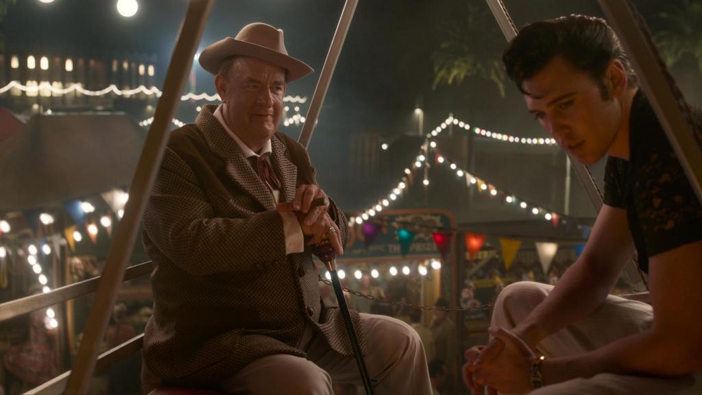 Tom Hanks y Austin Butler como Tom Parker y Elvis en 'Elvis'.